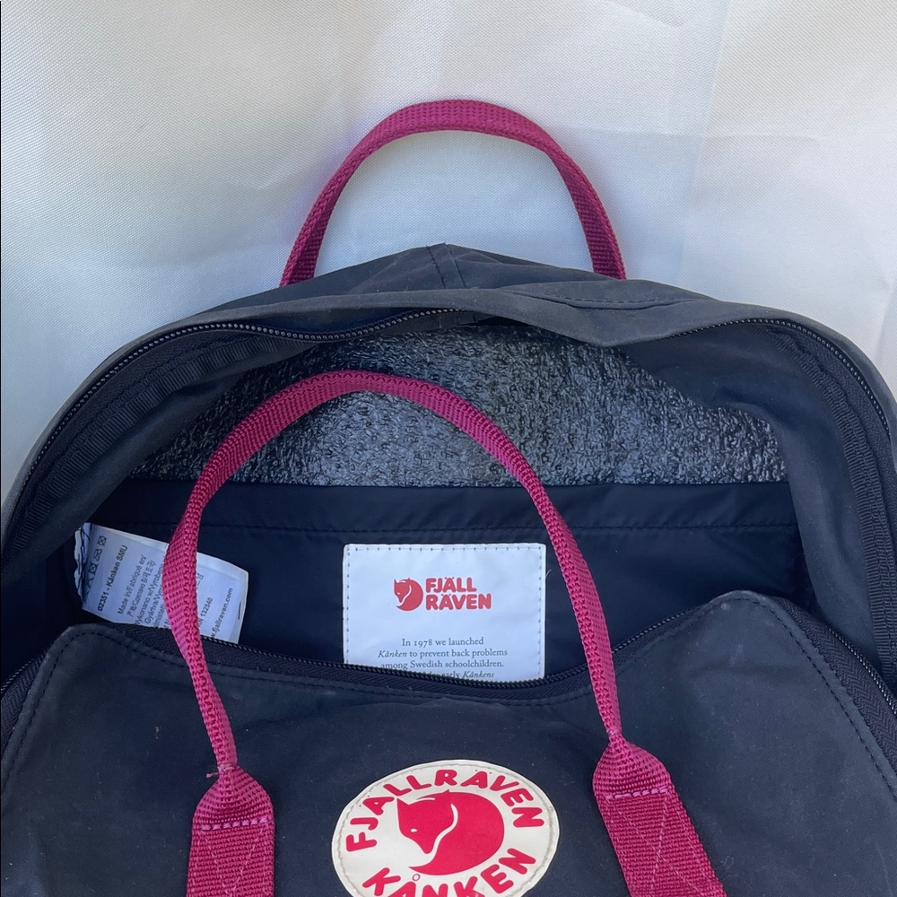 Fjallraven Kånken Navy and Pink Backpack - Picture 5 of 5